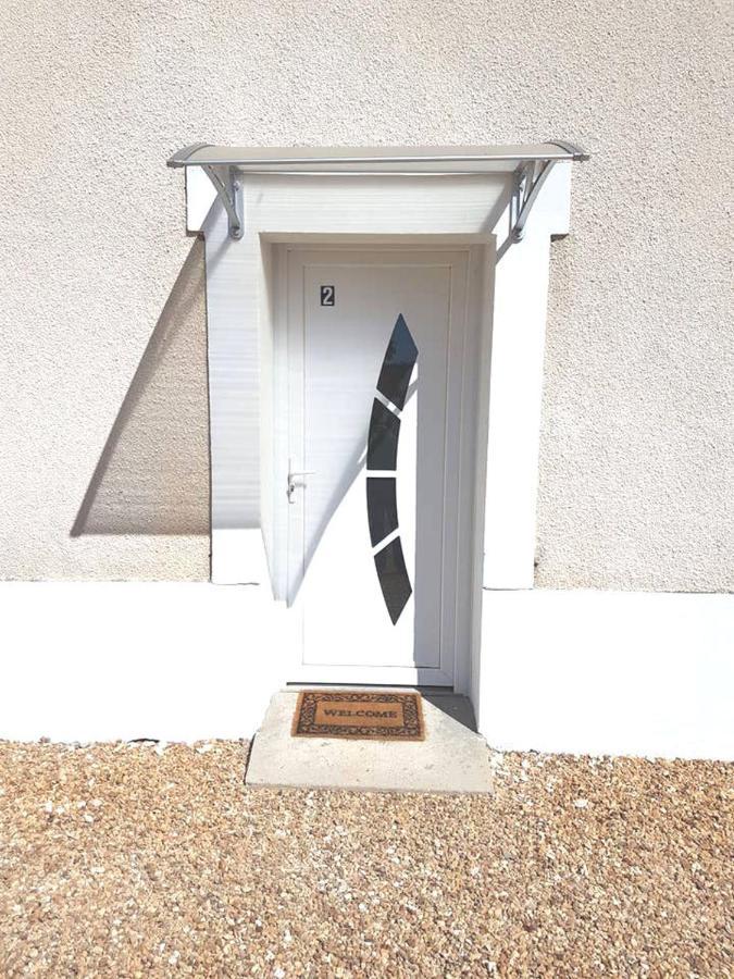 02 - Tres Joli 2 Pieces Avec 3 Lits Pouvant Accueillir Jusqu'A 5 Personnes, Situe Au Rdc Avec Entree Independante, Une Place De Parking Reservee Devant L'Entree Et Terrasse Sur L'Arriere Donnant Sur Parc Arbore, Tout Le Linge De Maison Est Fourni Razac-sur-lʼIsle Exterior foto