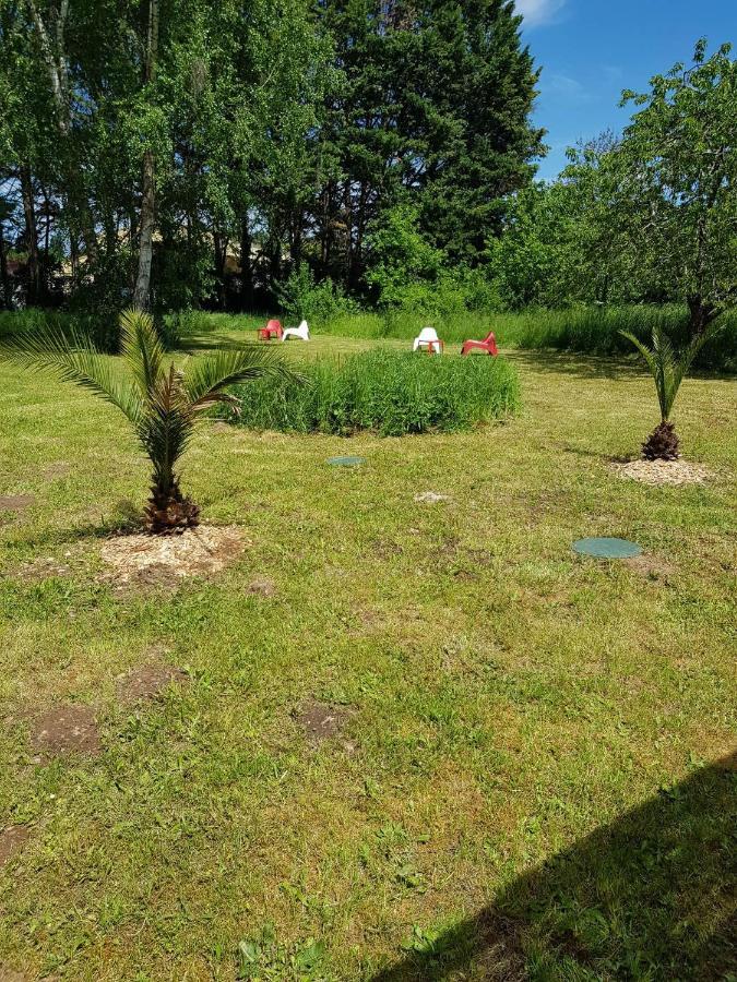 02 - Tres Joli 2 Pieces Avec 3 Lits Pouvant Accueillir Jusqu'A 5 Personnes, Situe Au Rdc Avec Entree Independante, Une Place De Parking Reservee Devant L'Entree Et Terrasse Sur L'Arriere Donnant Sur Parc Arbore, Tout Le Linge De Maison Est Fourni Razac-sur-lʼIsle Exterior foto