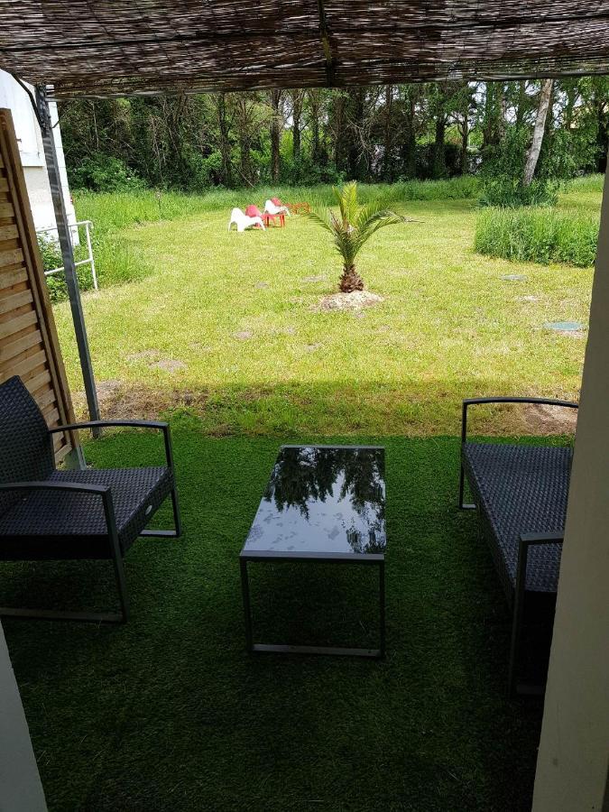 02 - Tres Joli 2 Pieces Avec 3 Lits Pouvant Accueillir Jusqu'A 5 Personnes, Situe Au Rdc Avec Entree Independante, Une Place De Parking Reservee Devant L'Entree Et Terrasse Sur L'Arriere Donnant Sur Parc Arbore, Tout Le Linge De Maison Est Fourni Razac-sur-lʼIsle Exterior foto