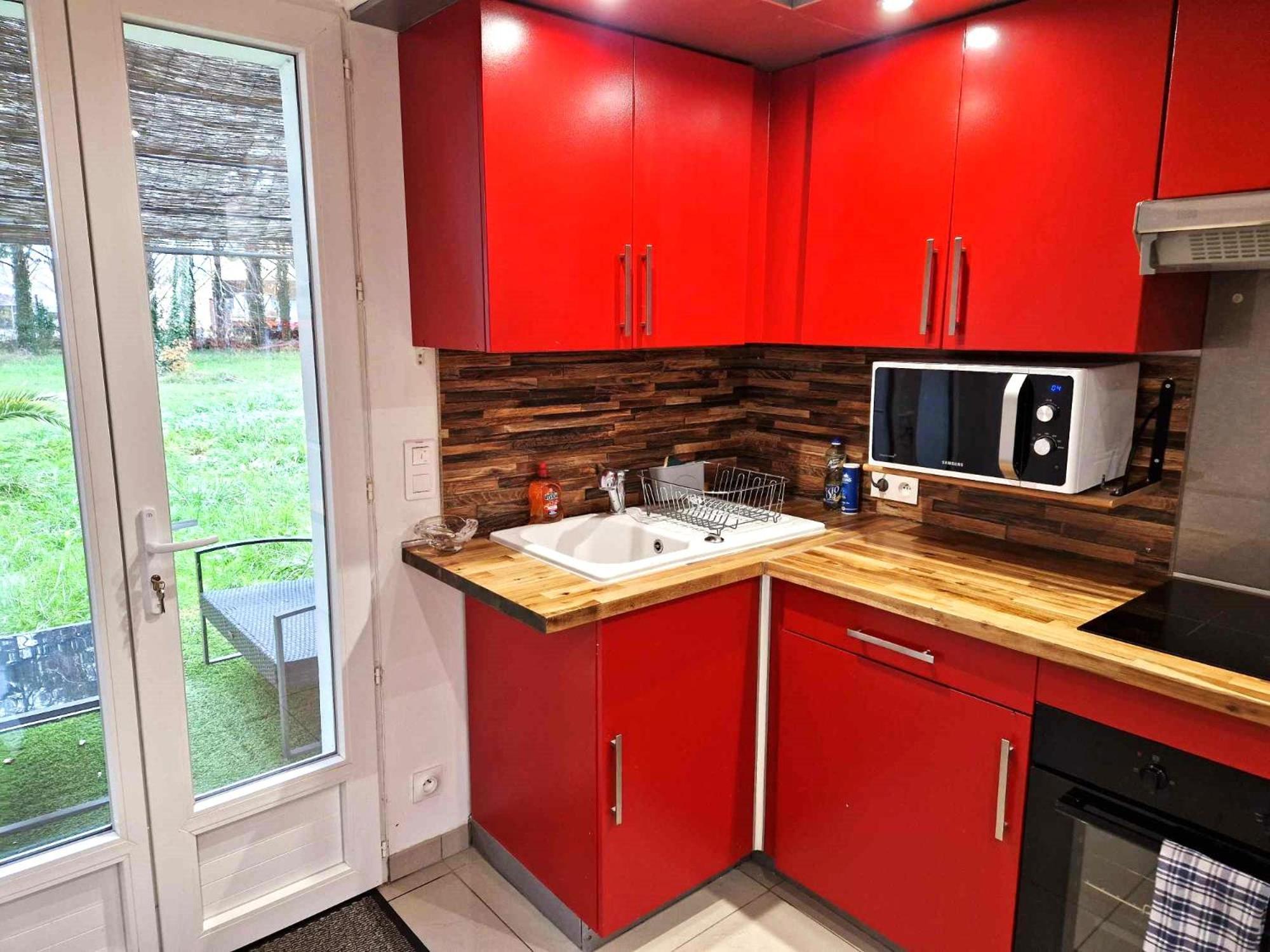 02 - Tres Joli 2 Pieces Avec 3 Lits Pouvant Accueillir Jusqu'A 5 Personnes, Situe Au Rdc Avec Entree Independante, Une Place De Parking Reservee Devant L'Entree Et Terrasse Sur L'Arriere Donnant Sur Parc Arbore, Tout Le Linge De Maison Est Fourni Razac-sur-lʼIsle Exterior foto