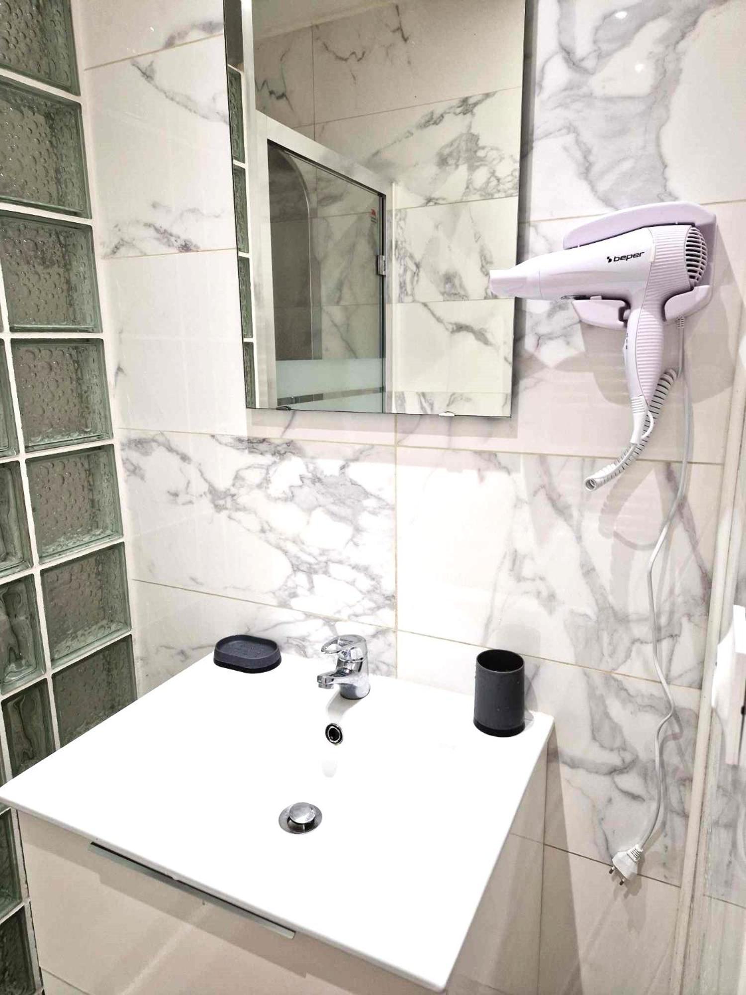 02 - Tres Joli 2 Pieces Avec 3 Lits Pouvant Accueillir Jusqu'A 5 Personnes, Situe Au Rdc Avec Entree Independante, Une Place De Parking Reservee Devant L'Entree Et Terrasse Sur L'Arriere Donnant Sur Parc Arbore, Tout Le Linge De Maison Est Fourni Razac-sur-lʼIsle Exterior foto