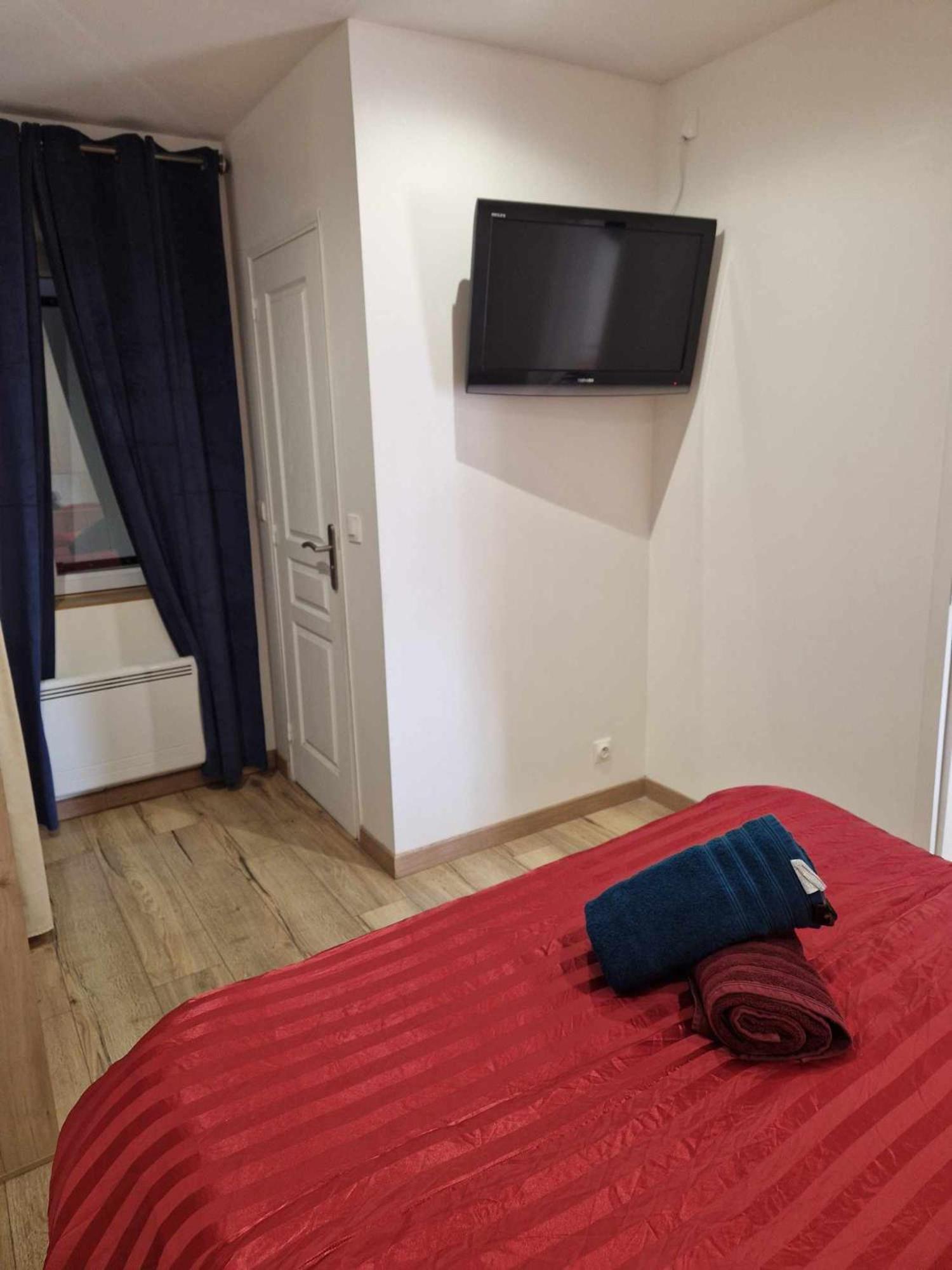 02 - Tres Joli 2 Pieces Avec 3 Lits Pouvant Accueillir Jusqu'A 5 Personnes, Situe Au Rdc Avec Entree Independante, Une Place De Parking Reservee Devant L'Entree Et Terrasse Sur L'Arriere Donnant Sur Parc Arbore, Tout Le Linge De Maison Est Fourni Razac-sur-lʼIsle Exterior foto