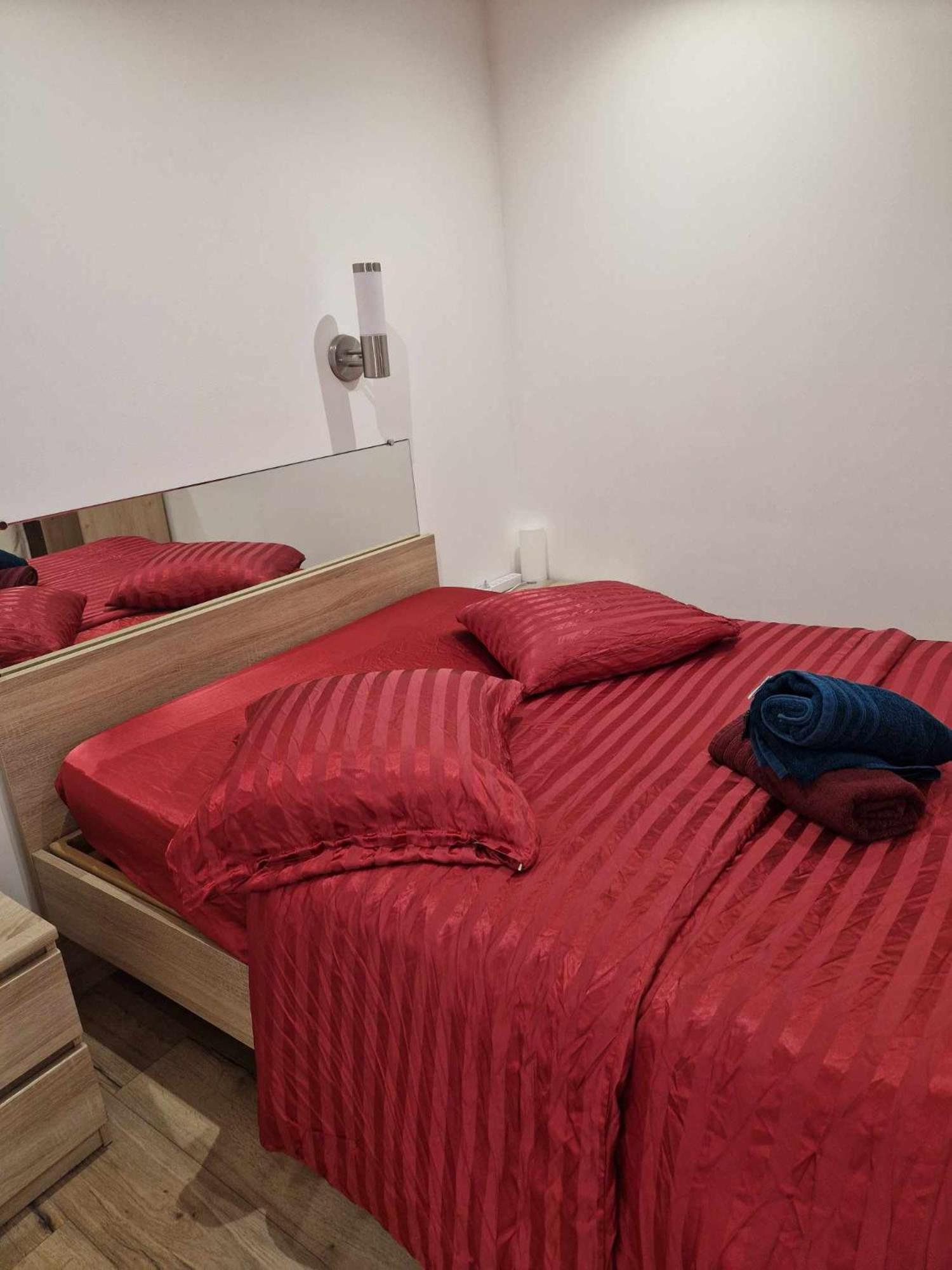 02 - Tres Joli 2 Pieces Avec 3 Lits Pouvant Accueillir Jusqu'A 5 Personnes, Situe Au Rdc Avec Entree Independante, Une Place De Parking Reservee Devant L'Entree Et Terrasse Sur L'Arriere Donnant Sur Parc Arbore, Tout Le Linge De Maison Est Fourni Razac-sur-lʼIsle Exterior foto