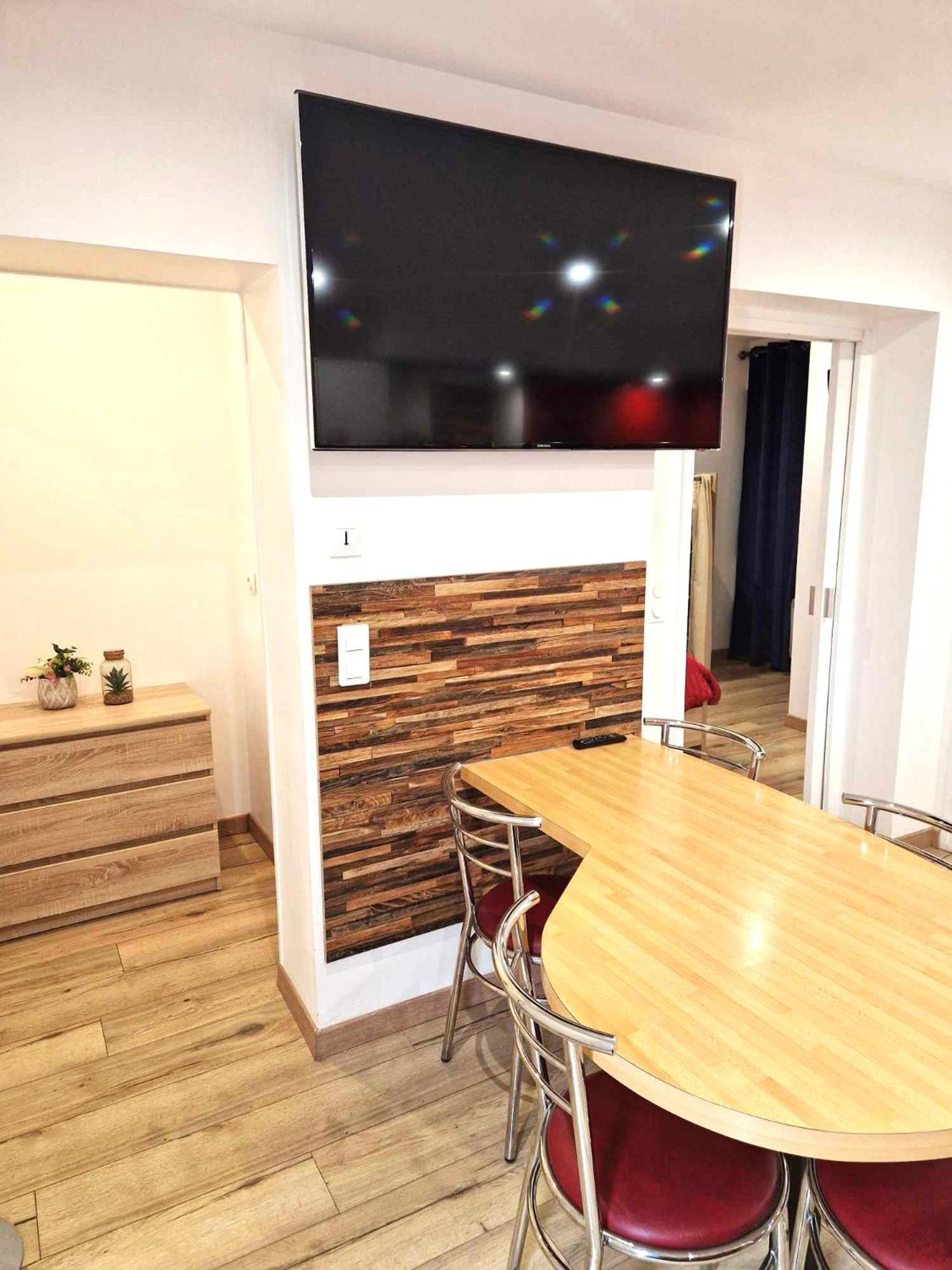 02 - Tres Joli 2 Pieces Avec 3 Lits Pouvant Accueillir Jusqu'A 5 Personnes, Situe Au Rdc Avec Entree Independante, Une Place De Parking Reservee Devant L'Entree Et Terrasse Sur L'Arriere Donnant Sur Parc Arbore, Tout Le Linge De Maison Est Fourni Razac-sur-lʼIsle Exterior foto