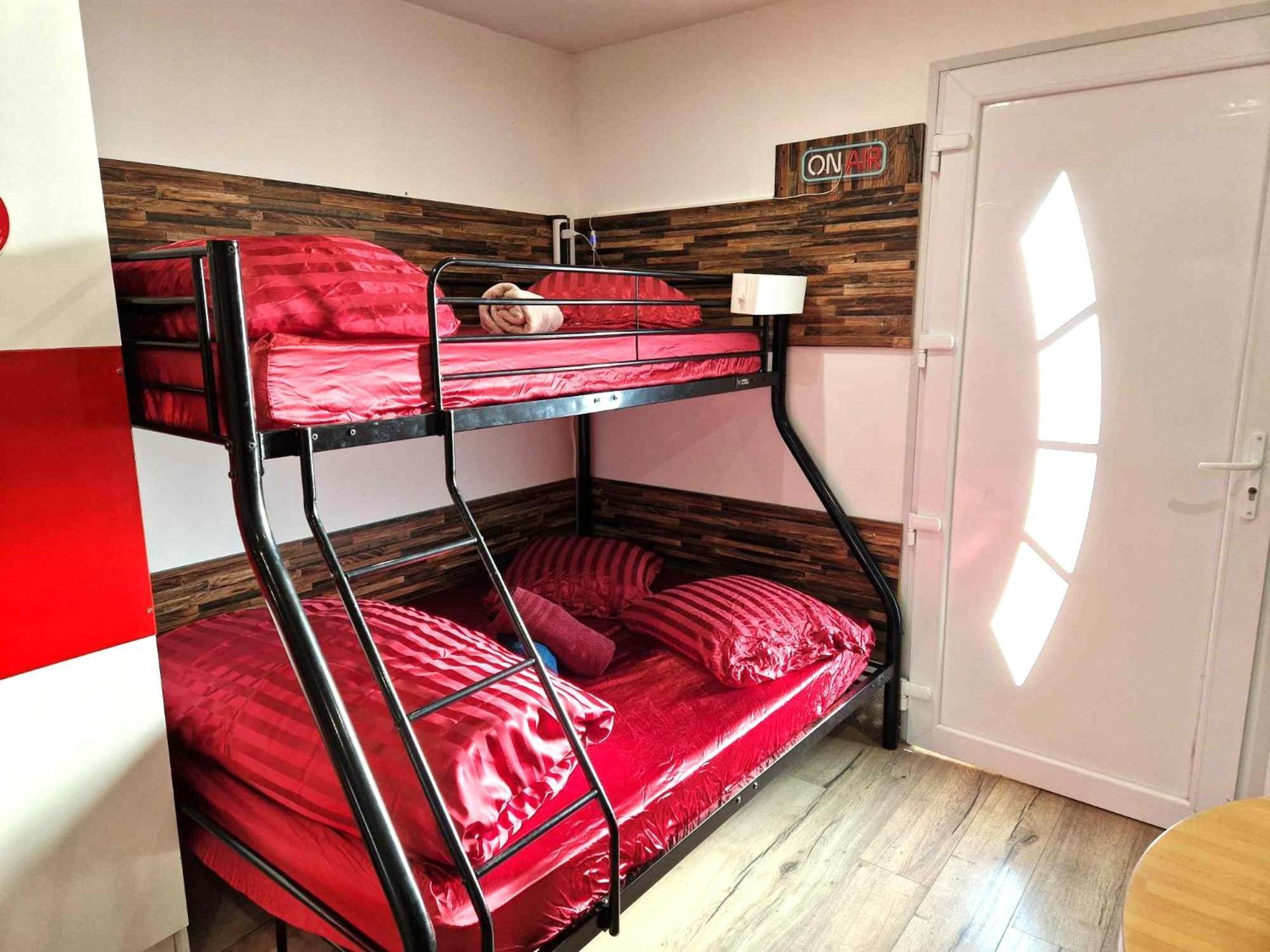 02 - Tres Joli 2 Pieces Avec 3 Lits Pouvant Accueillir Jusqu'A 5 Personnes, Situe Au Rdc Avec Entree Independante, Une Place De Parking Reservee Devant L'Entree Et Terrasse Sur L'Arriere Donnant Sur Parc Arbore, Tout Le Linge De Maison Est Fourni Razac-sur-lʼIsle Exterior foto
