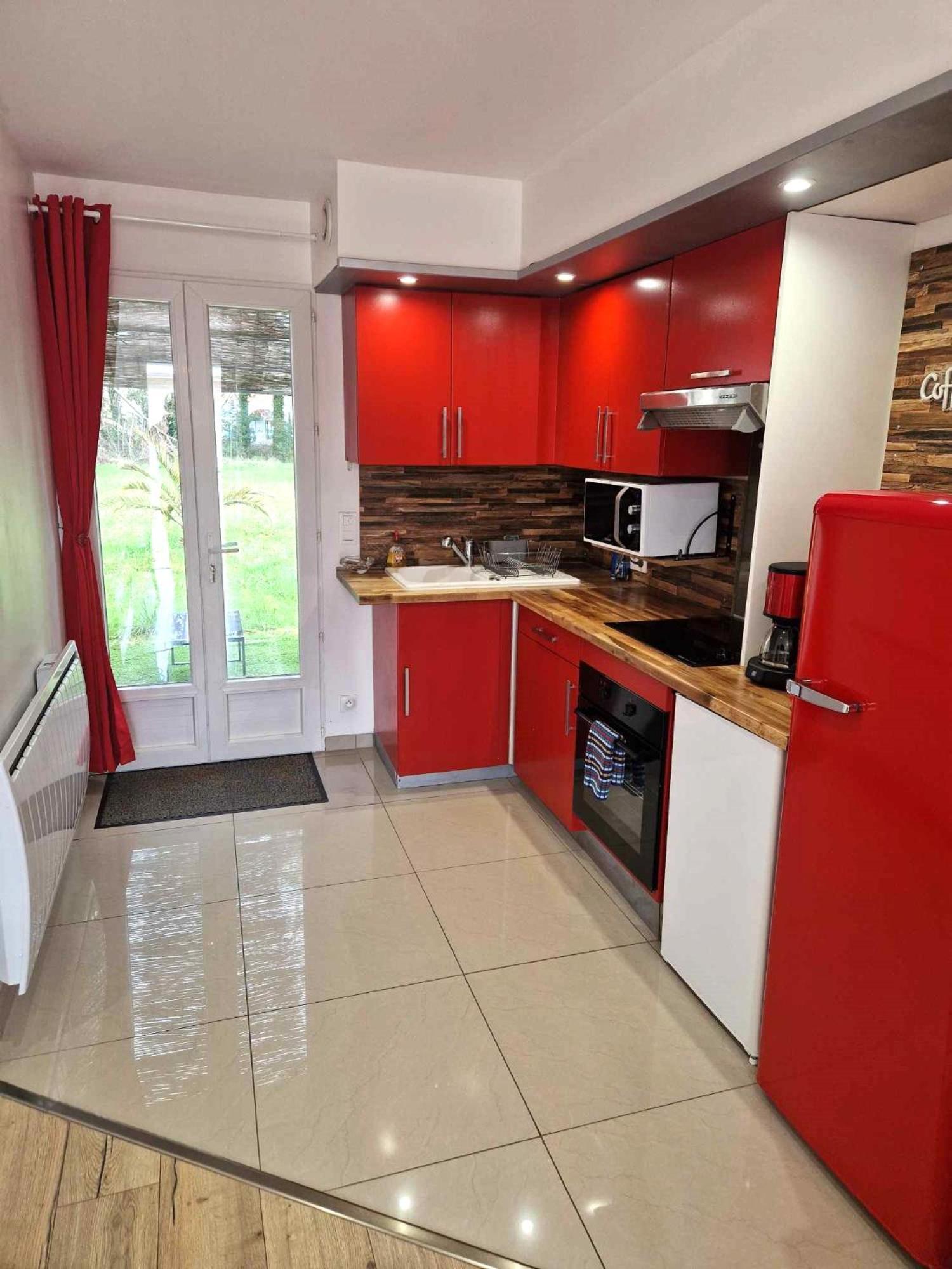 02 - Tres Joli 2 Pieces Avec 3 Lits Pouvant Accueillir Jusqu'A 5 Personnes, Situe Au Rdc Avec Entree Independante, Une Place De Parking Reservee Devant L'Entree Et Terrasse Sur L'Arriere Donnant Sur Parc Arbore, Tout Le Linge De Maison Est Fourni Razac-sur-lʼIsle Exterior foto